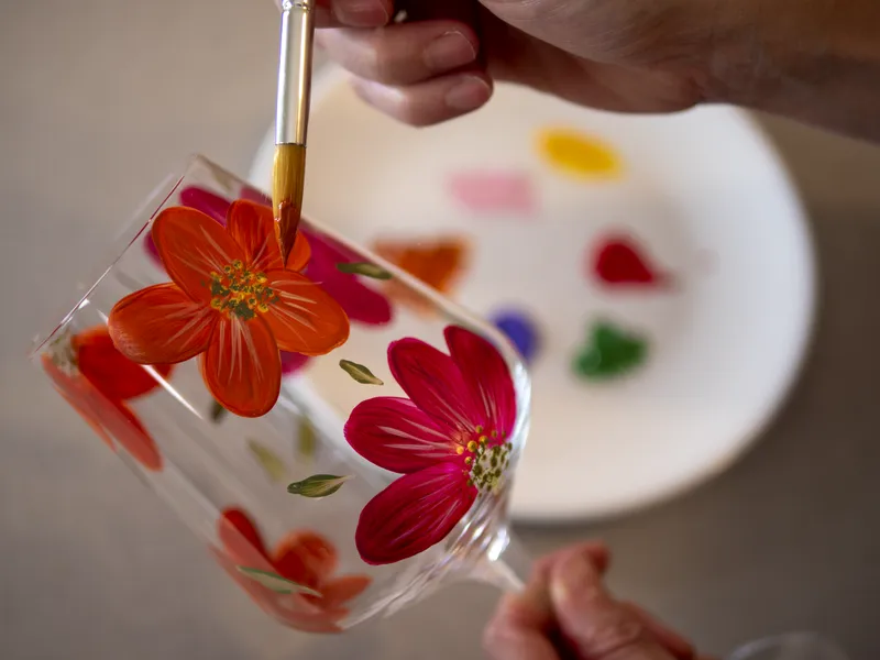 Pintando una copa a mano