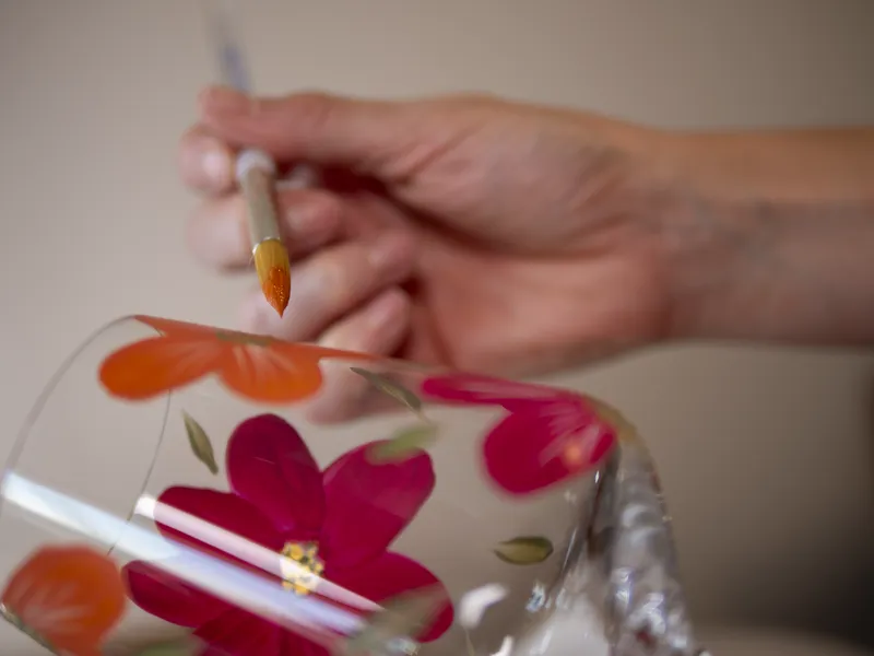 Detalle del pincel pintando flores