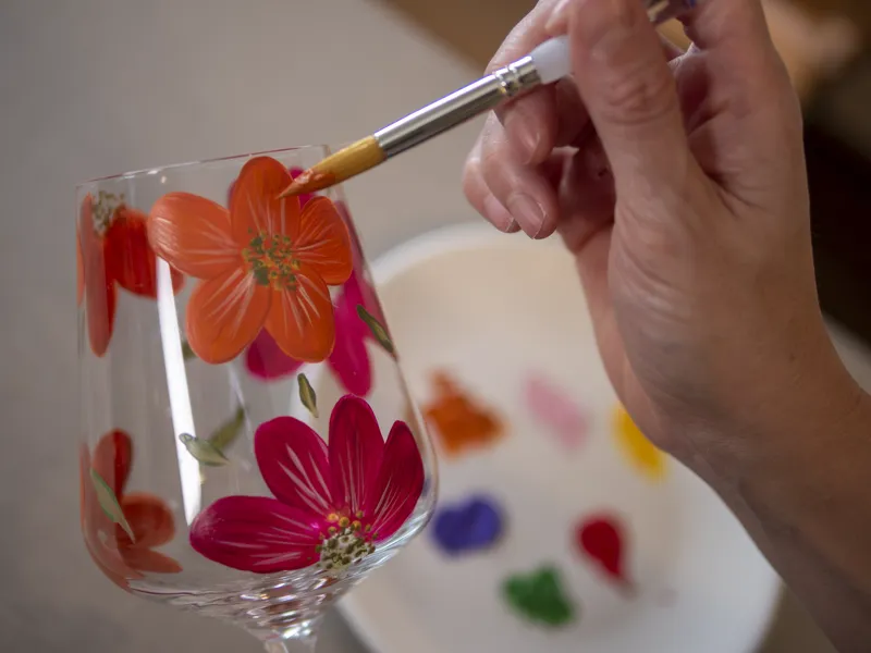 Copa terminada con flores pintadas