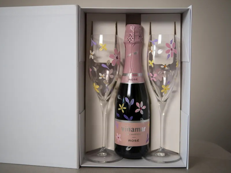 Pack de regalo con copas y botella